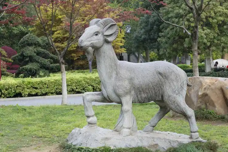 创意拍摄山羊石雕