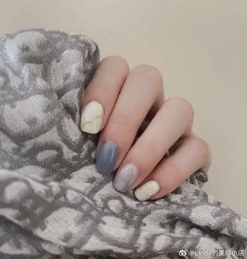 美甲#柔和的雾霾蓝和米白色搭配,不显手黑哦
