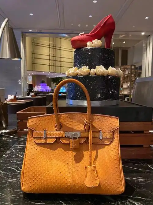 不知道为什么爱马仕没有用蛇皮做birkin.这只来自法国品牌mio monat.