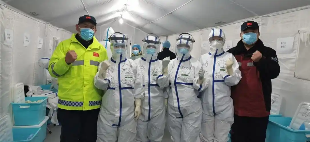 武汉抗疫感人图片