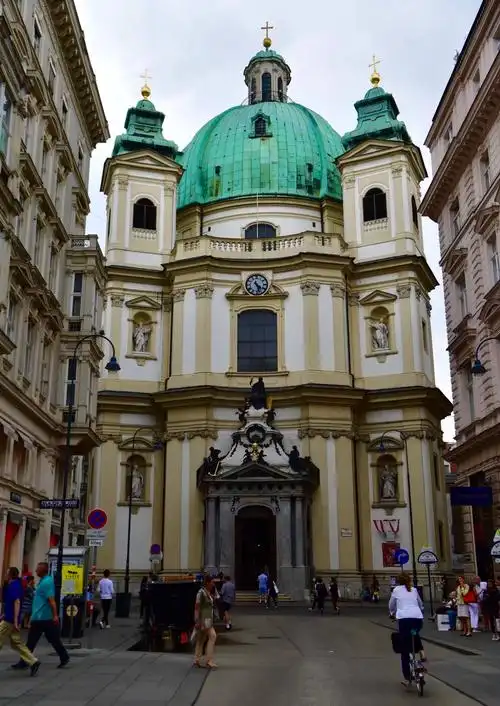 圣彼得教堂:维也纳圣彼得教堂是最古老的罗马天主教堂之一,整座教堂为