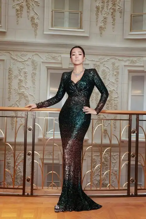 56岁巩俐现身拍大片!蜂腰翘臀气质绝佳,戴高级珠宝霸气外露