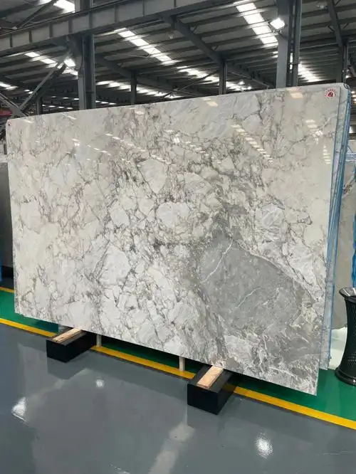 鱼肚灰背景墙楼梯踏步地面大理石