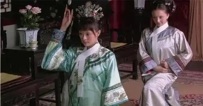 古代女性行礼是有很多姿态的,对于不同的人,不同的