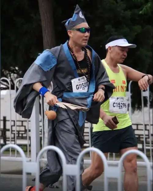 兰州马拉松比赛现场,"显眼包"集合来了,敦煌飞天少女跑马拉松