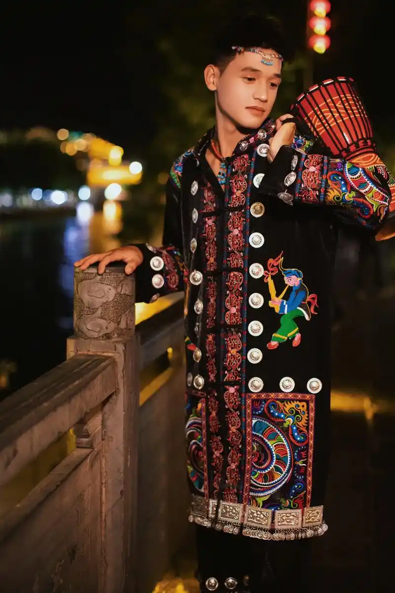 男生也可以拍一套这样的苗服写真哦.#少数民族风情 #镇远古城 - 抖音