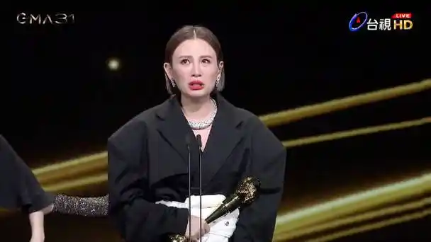 魏如萱,在大陆属于歌红人不红,但大家一定都听过她的《你啊你啊》