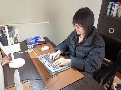 "这是我的工作,仅此而已."因普通感冒隔离在家的她,每天工作15个小时
