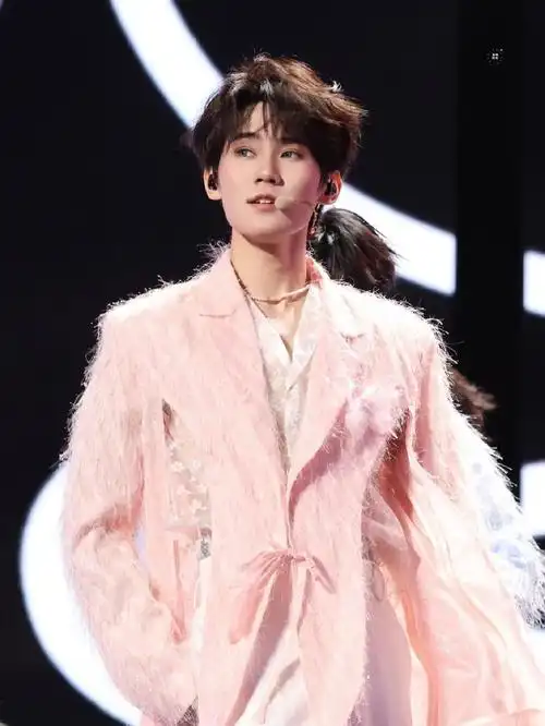 张真源这状态绝了,蓝色眼睛好美,生图的神我说累了|张真源_新浪新闻