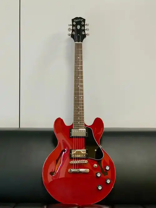 拥有第一把爵士吉他啦