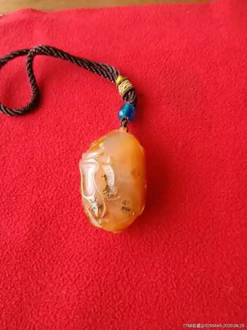 玛瑙籽料留皮雕手把件