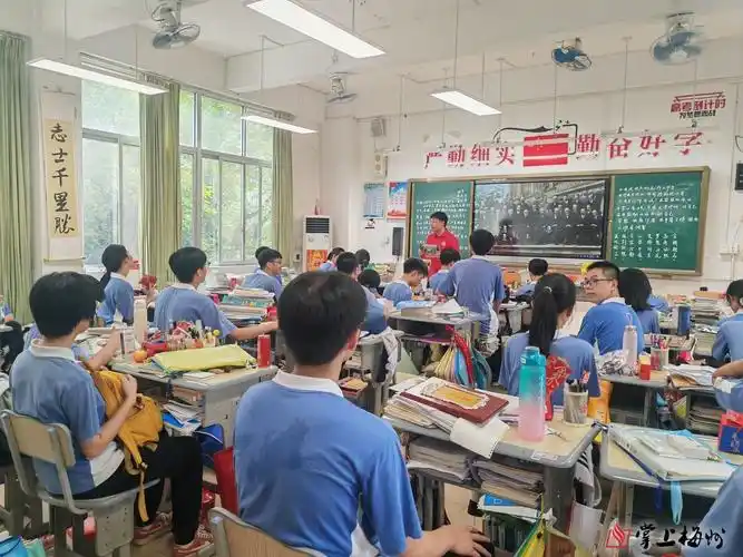 "不说再见!"东山中学校园内,毕业骊歌起,意深情依依