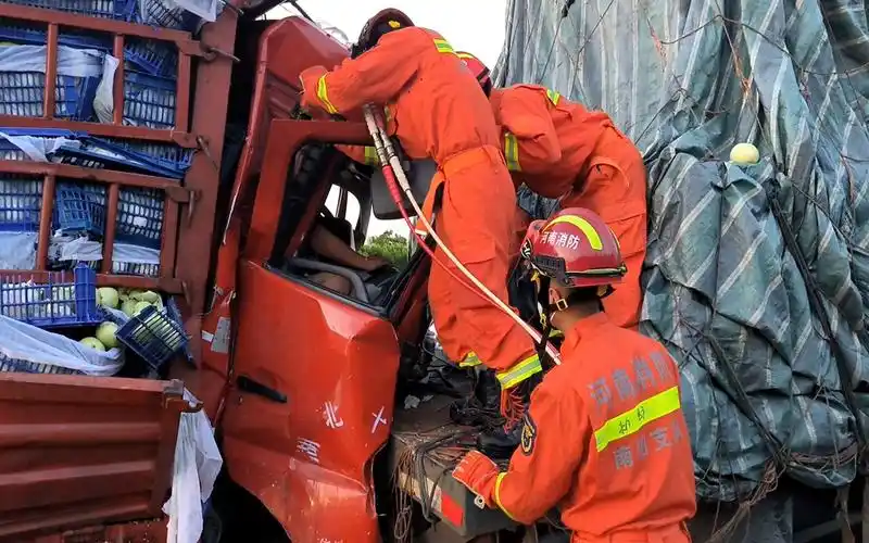 车祸现场新野消防紧急救援