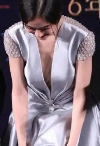 杨颖"飞流直下三千尺","弯腰"瞬间让人受不了,网友:盘一盘