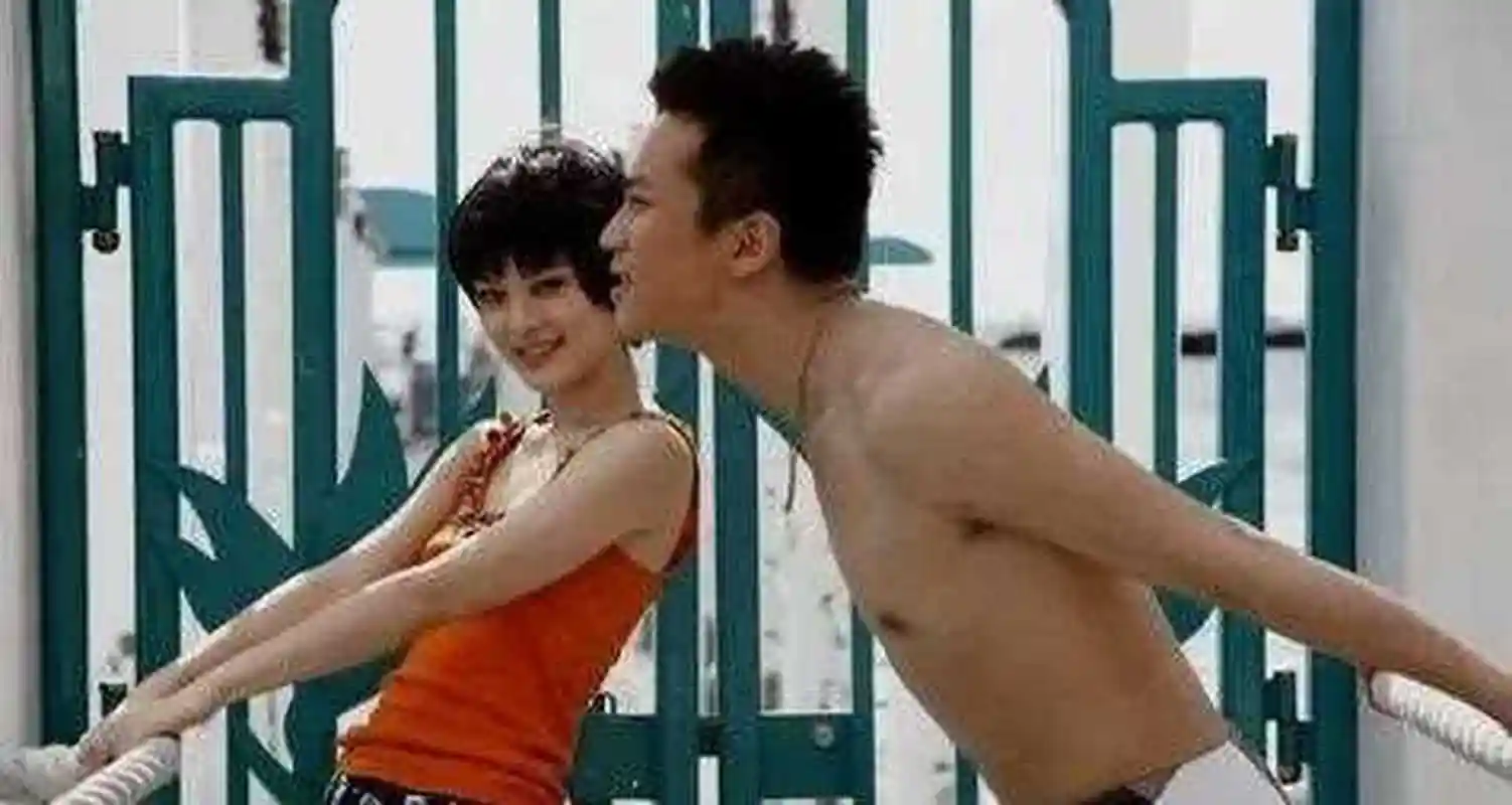 邓超和孙俪恋爱时的情侣照,孙俪年轻时洋溢着青春气息,邓超好像没变化