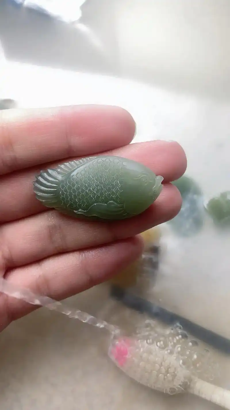 和田玉青海料连年有鱼挂件,锦鲤荷花手牌.#纯手工雕刻 #和田 - 抖音
