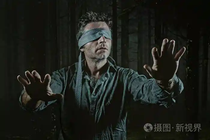 年轻的困惑和害怕的男人被蒙着脖子玩网络潮流危险的病毒挑战,眼睛