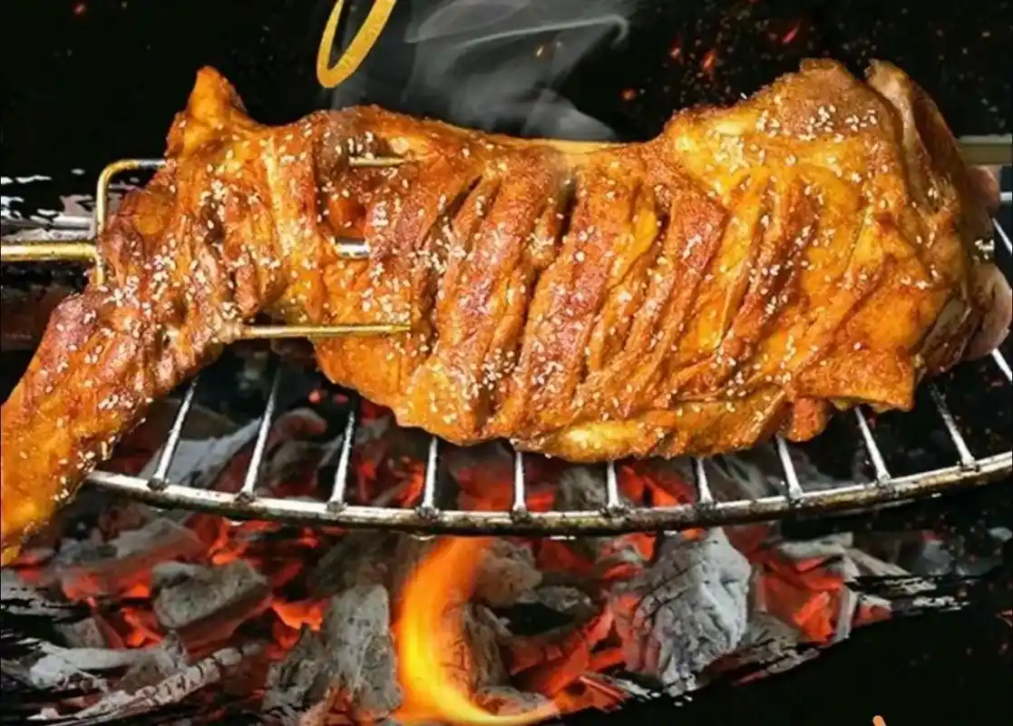 碳烤羊腿安排起来,就在水城中街西头,左 - 抖音