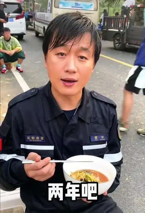 佟大为晒近况,自曝为减肥吃水煮菜2年,眼睛通红头发湿透好憔悴