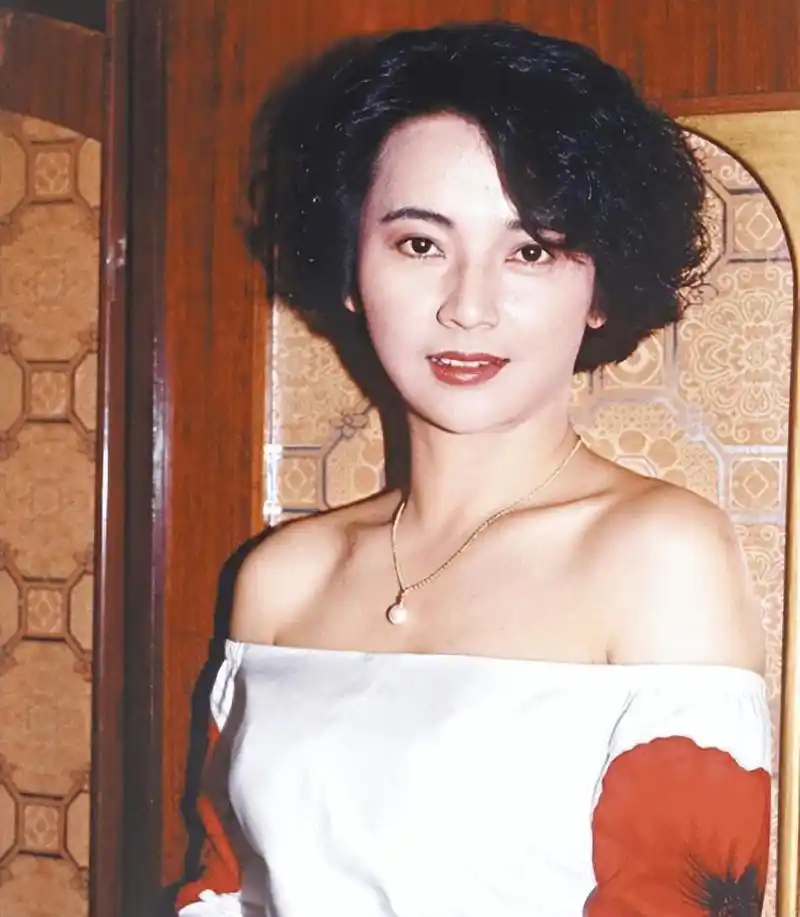 "霸王花"胡慧中与黑帮老大的爱恨情仇:人生选择与命运的无常 在娱乐圈