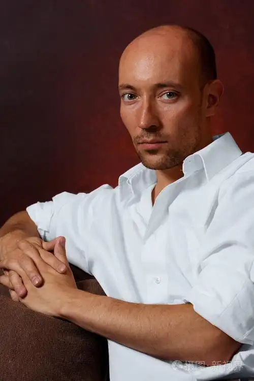 秃头白种人帅的白衬衫