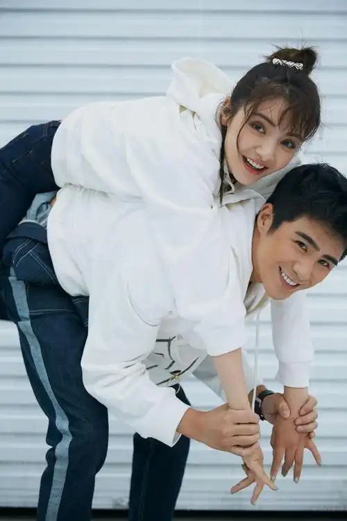 姜潮麦迪娜情侣写真再撒狗粮 寒意来袭甜度不减_网易订阅