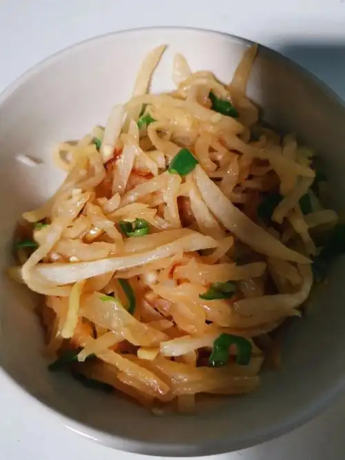 菜色素炒萝卜丝,一个萝卜就5毛吧炒小鱼,用的买某社区团购,六七块一袋