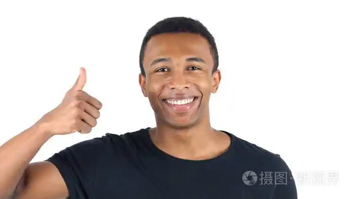 由黑人竖起大拇指