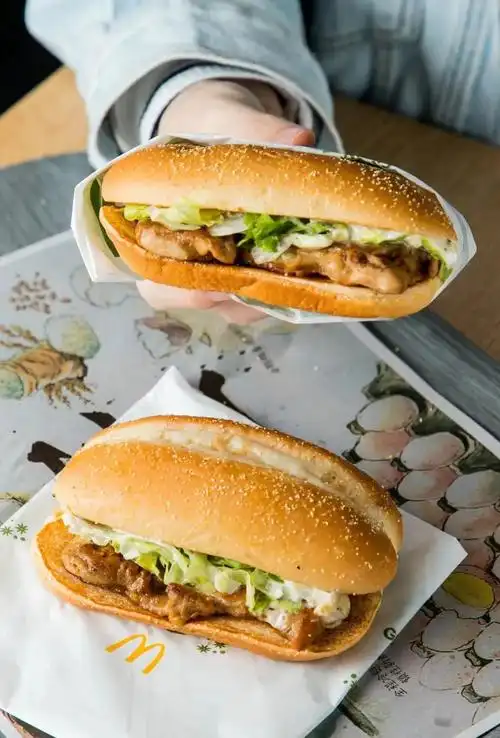 麦当劳年终狂欢来啦板烧鸡腿堡5元半价双人桶薅足21天