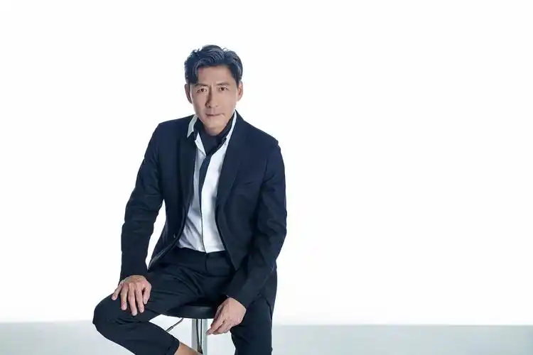 近日,实力派演员张子健曝光了一组时尚写真,西装衬衫低调内敛尽显绅士