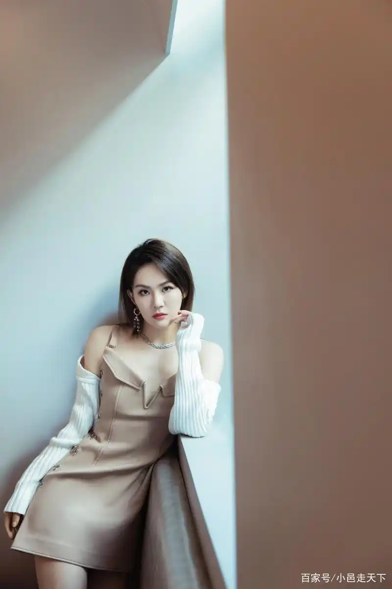 陈梓童抹胸连衣裙大长腿写真