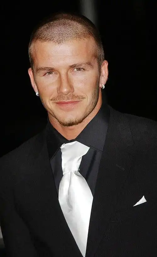 秋日生活创作季#贝克汉姆最新换了新发型,换成了寸头发型,这样接接谮