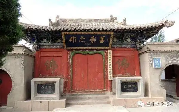 山门木构红城镇北距永登县城35公里,龙泉寺5公里,大佛寺位于红城镇