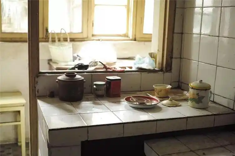 比如厨房里的小白砖和搪瓷杯,最近又翻红了.