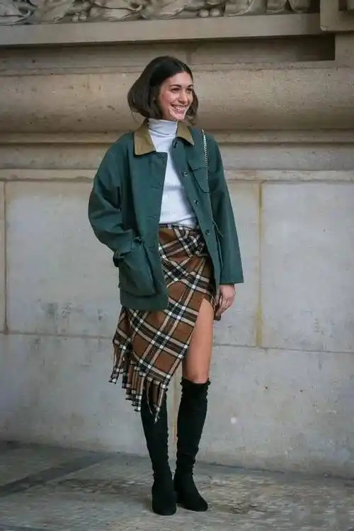 早春穿针织开衫毛衣怎么穿好看今年流行配格子裙很美