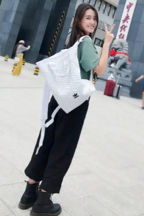 19岁蒋依依长大了,穿着薄纱长裙气质优雅,好身材让人移不开眼!