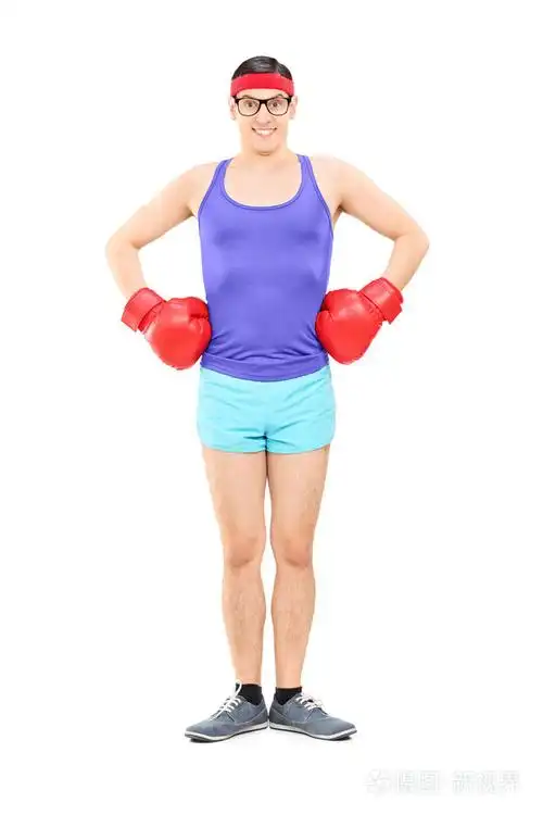 运动员用拳击手套摆姿势