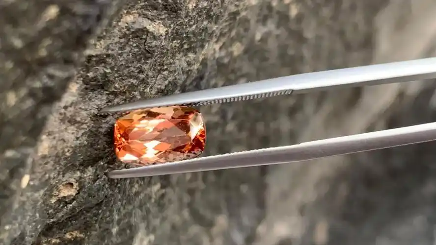 帝王托帕石2.69ct颜色火彩好肉眼干净