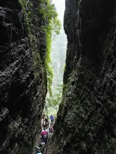 自然天成的张家界大峡谷中之——一线天.