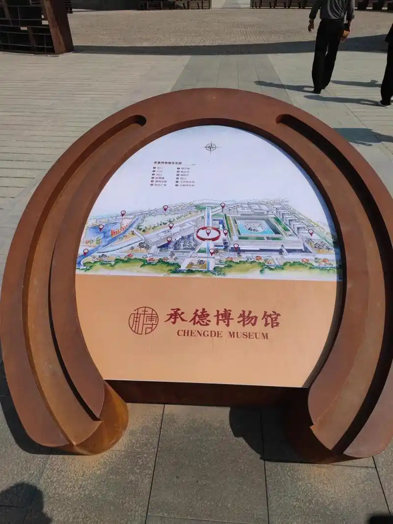 承德博物馆以避暑山庄的布达拉宫为造型,其中的展览五一期间很火.