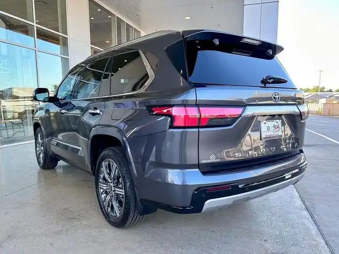 全新丰田红杉 轴距为3100mm 搭载3.5t发动机 旗舰的定位