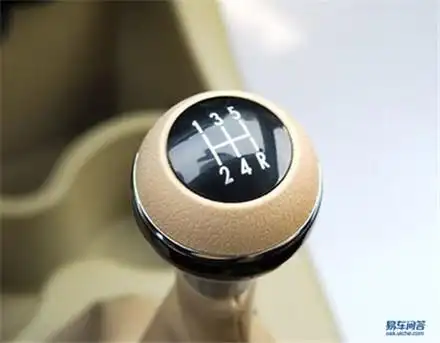 2楼              【手动挡车强制降档减速】 拉手刹未果就要试着