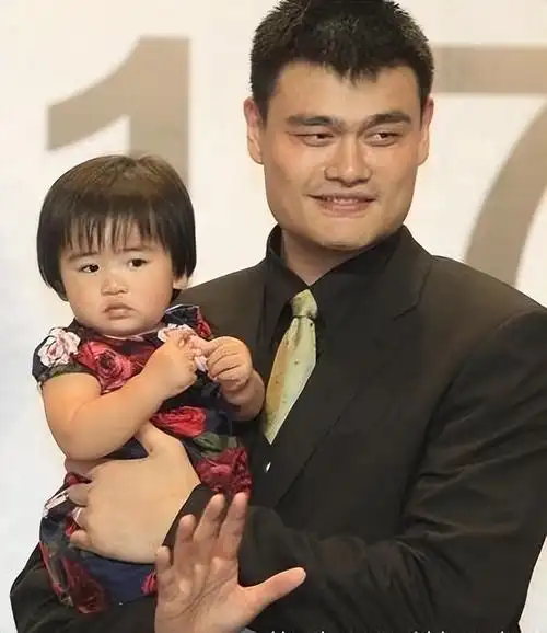 姚明一家三口五星级酒店早餐,12岁女儿姚沁蕾快赶上1米9叶莉_腾讯新闻