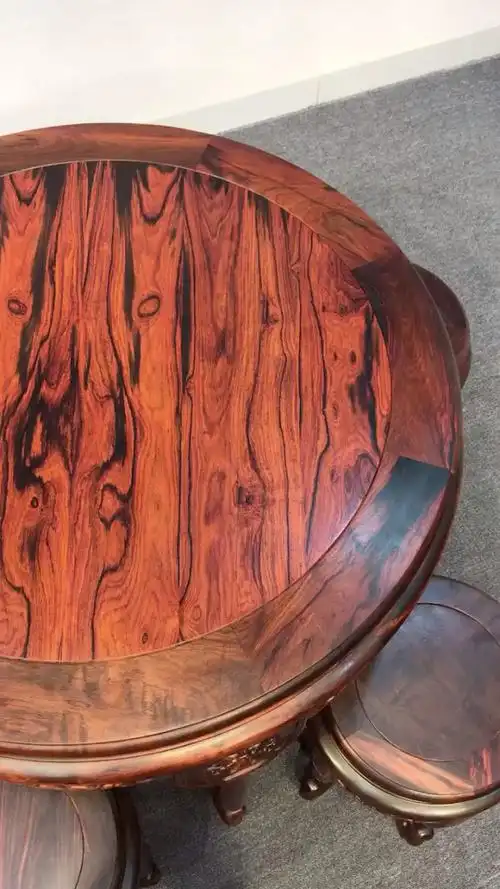 百年树人千年树木,造就万种风情,老红木大红酸枝又是其中最为艳丽的一