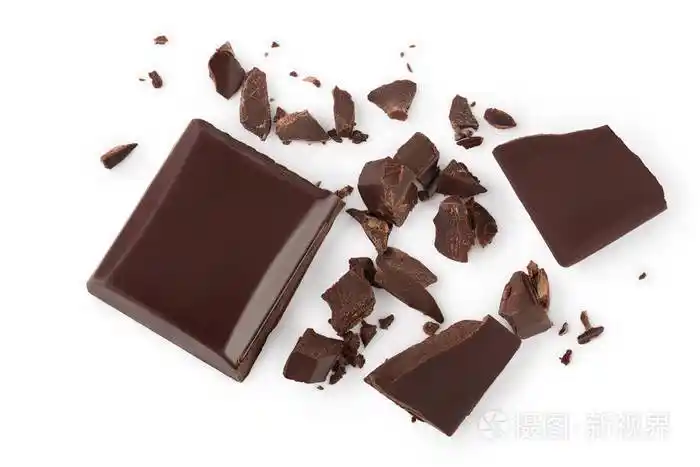 白色背景上隔离的一块巧克力,带有剪切路径.俯视图.平躺.照片-正版商