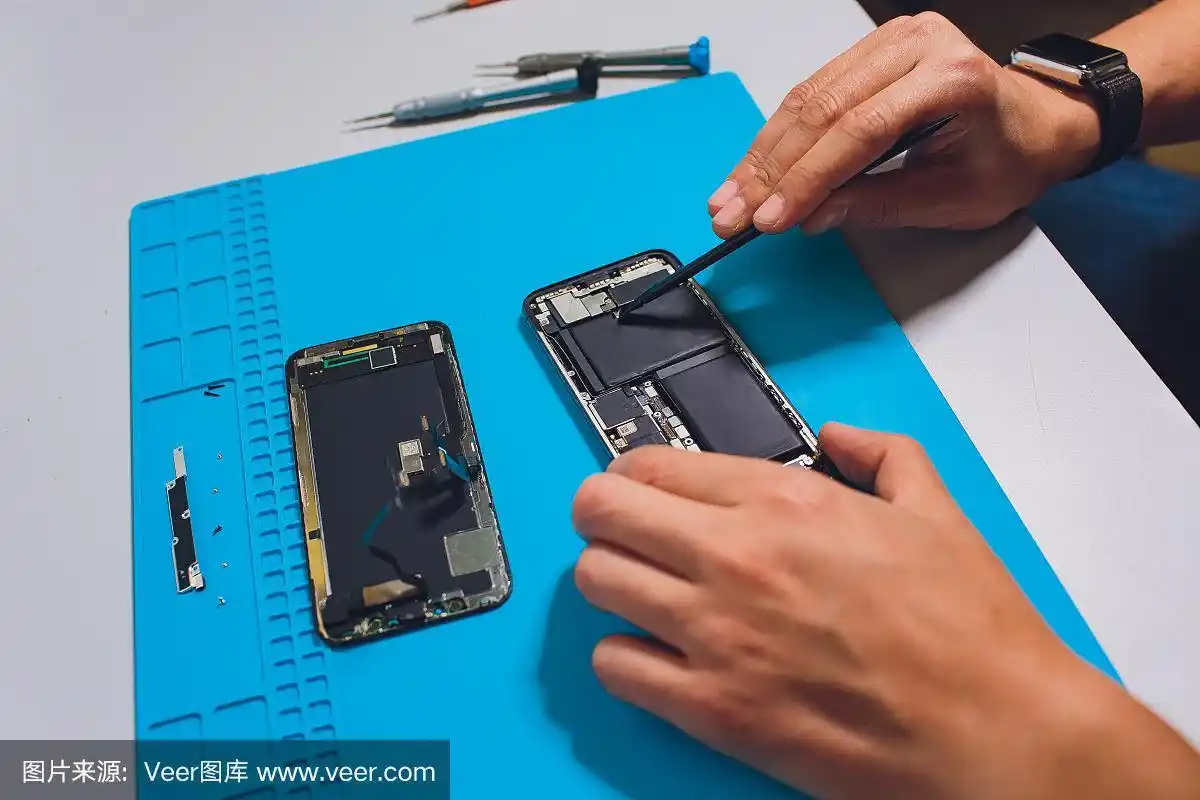手机维修过程的特写照片.