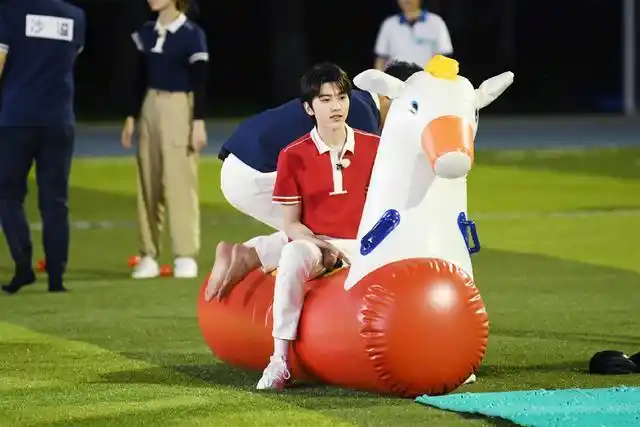 《奔跑吧》第九期播出 蔡徐坤身骑白马满足所有幻想