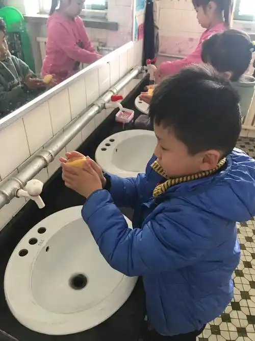 蒲城县矿区幼儿园大一班养成教育——《盥洗》