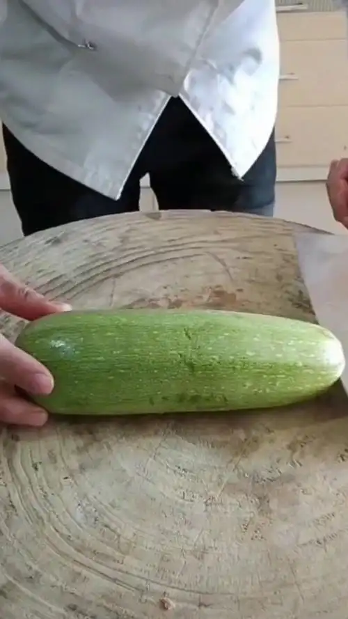 西葫芦还能这样切,速度真是快,太豪横了