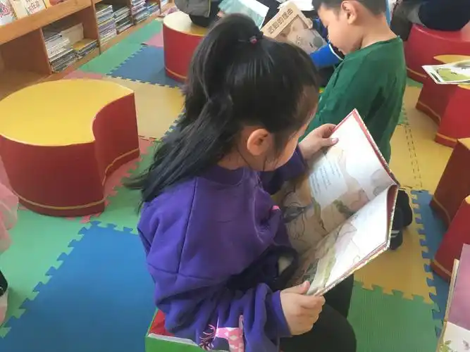 垦利区新兴幼儿园中四班开展《我和图书交朋友》主题教育活动